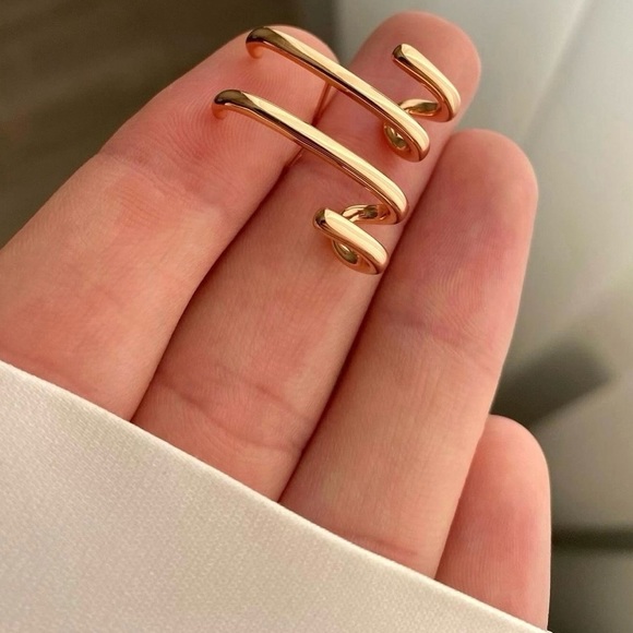 Huggie Earrings 18k Gold Plated Claw Earrings - Picture 12 of 16